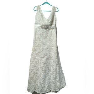 David's Bridal Ivory Lace Wedding Gown
